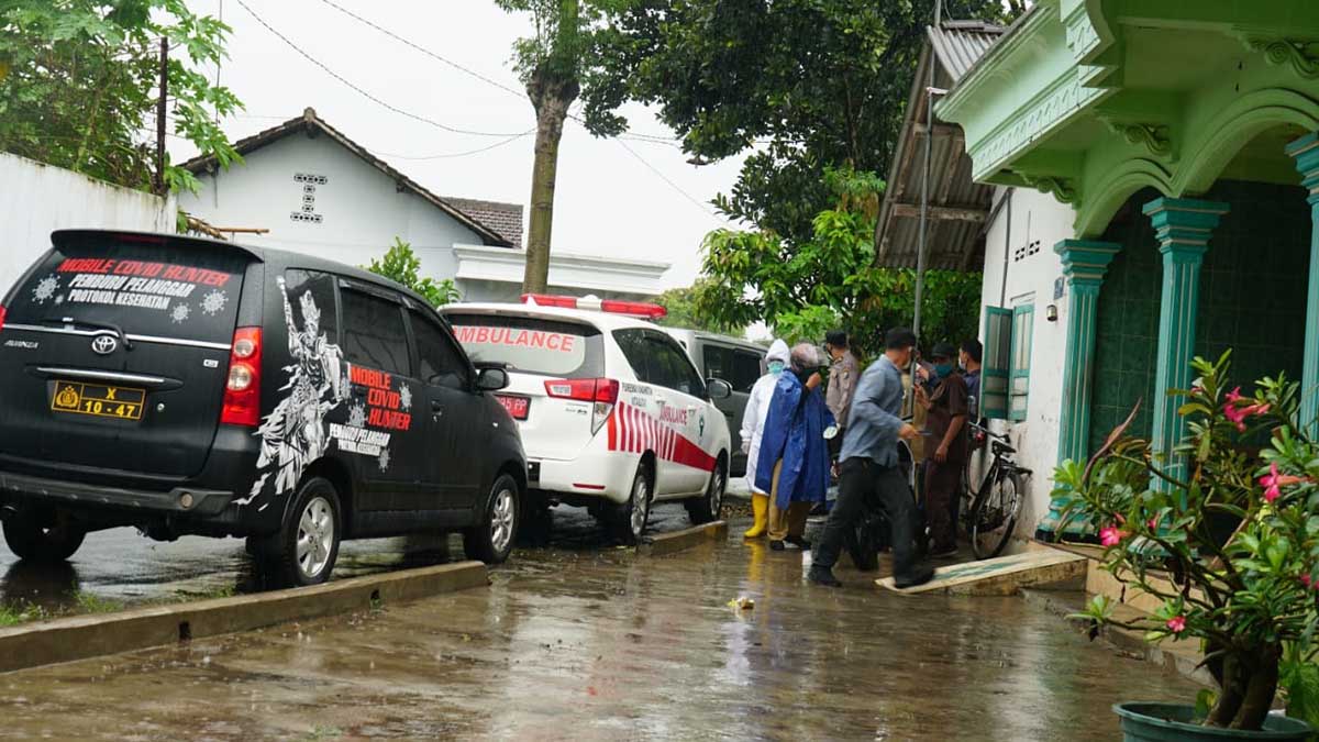 Petugas mengevakuasi pasien Covid-19 dari isolasi mandiri di rumah masing-masih ke rumah isolasi Pemkot Blitar - 16 Pasien Covid-19 Dievakuasi ke Rumah Isolasi Pemkot Blitar