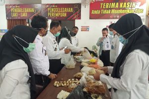 Petugas penggeledahan menemukan bungkusan mencurigakan dalam tahu goreng. (ist) - Lapas Malang Gagalkan Penyelundupan Narkoba dalam Tahu Goreng