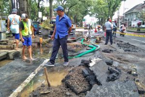 Perbaikan pica pecah di Jalan Ijen. (ws1) - Pipa Pecah, PDAM: Minta Maaf Atas Matinya Air