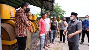 SIDAK - Pj Bupati Sidoarjo, Hudiyono sidak gudang aspal milik Dinas PUBM dan SDA menemukan banyak stok aspal yang belum digunakan untuk memperbaiki jalan rusak, Selasa (05/01/2021) - Pj Bupati Minta Dinas PUBM Segera Perbaiki Jalan Rusak