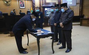 PARIPURNA - Pj Bupati Sidoarjo, Hudiyono dan para pimpinan DPRD Sidoarjo menandatangani pengesahan APBD Tahun 2021 saat paripurna beberapa pekan lalu - Banggar Dewan Sidoarjo Prediksi Nilai Silpa 2020 Masih Tinggi