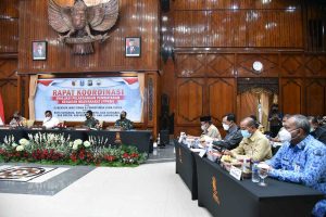 PAPARAN - Pj Bupati Sidoarjo, Hudiyono didampingi Forkopimda paparan soal ruang isolasi pasien Covid-19 di Sidoarjo yang masih penuh di Kantor Gubernur Jatim, Senin (18/01/2021) malam - Sepekan, Ruang Isolasi Pasien Covid-19 di Sidoarjo Masih Penuh