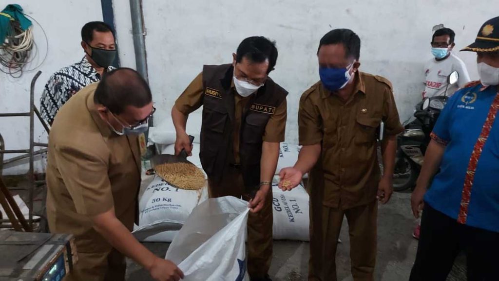 SIDAK - Pj Bupati Sidoarjo, Hudiyono didampingi Kepala Disperindag Pemkab Sidoarjo, Tjarda mengecek stok kedelai produsen tahu dan tempe di Desa Sepande, Kecamatan Candi, Sidoarjo, Senin (4/1/2021) - Pj Bupati Pastikan Stok Kedelai 15.000 Ton Untuk Sidoarjo Aman