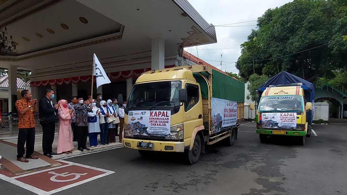 KIRIM - Pj Bupati Sidoarjo, Hudiyono didampingi pengurus ACT Sidoarjo memberangkatkan bantuan sembako 42 ton dan uang tunai Rp 55 juta ke korban banjir di Kalimantan Selatan (Kalsel), Kamis (28/01/2021) - Pj Bupati Sidoarjo dan ACT Berangkatkan Puluhan Ton Sembako - Untuk Korban Banjir Kalsel