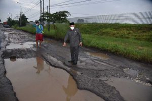 Persoalan jalan rusak hampir terjadi merata di seluruh wilayah Sidoarjo. Bahkan, setiap tahun permasalahan jalan rusak dan hancur dipenuhi lubang menganga ini tak kunjung bisa terselesaikan dengan baik - Solusinya Rabat Beton - Atasi Jalan Rusak Langganan Tiap Tahun