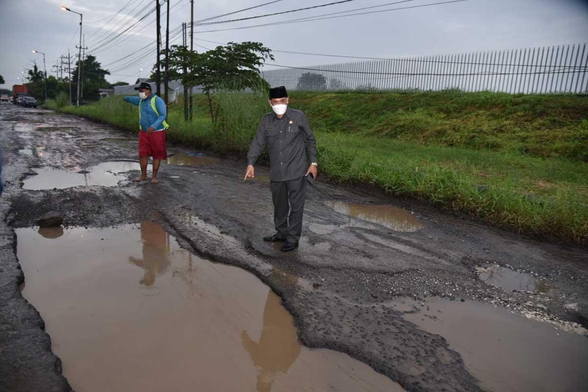 Persoalan jalan rusak hampir terjadi merata di seluruh wilayah Sidoarjo. Bahkan, setiap tahun permasalahan jalan rusak dan hancur dipenuhi lubang menganga ini tak kunjung bisa terselesaikan dengan baik - Solusinya Rabat Beton - Atasi Jalan Rusak Langganan Tiap Tahun