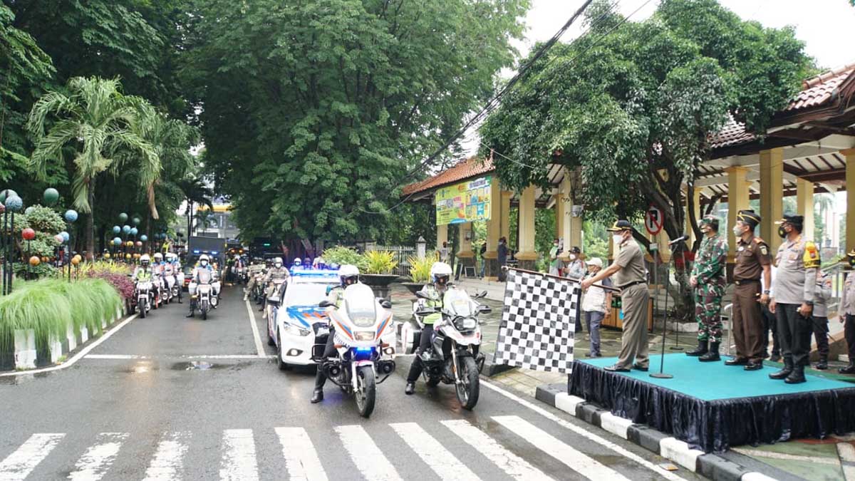 BERANGKATKAN - Pj Bupati Sidoarjo, Hudiyono memberangkatkan ratusan personel gabungan TNI, Polri, Satpol PP, Dishub, Dinkes, dan juga komunitas mulai disebar di berbagai wilayah, Senin (11/01/2021) - PPKM di Sidoarjo Massifkan Operasi Yustisi dan Jam Malam