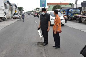 CEK - Pj Bupati Sidoarjo, Hudiyono mengecek jalan lingkar timur, di Candi, Sidoarjo yang berlubang dan kerap memicu kecelakaan bagi pengendara motor, Selasa (26/01/2021) - Jalan Lubang Jalur Lingkar Timur Sidoarjo Harus Segera Ditambal - Agar Tidak Banyak Korban Berjatuhan