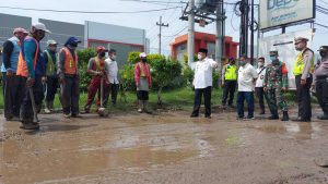 DIPERBAIKI - Pj Bupati Sidoarjo, Hudiyono mengecek mulai dikerjakannya perbaikan JL Raya Gedangan - Sedati di Desa Wedi, Kecamatan Gedangan, Sidoarjo yang rusak berat kemarin, Rabu (20/01/2021) - Jalan Rusak Berat Gedangan - Sedati Mulai Diperbaiki
