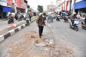 SIDAK - Pj Bupati Sidoarjo, Hudiyono menggelar sidak jalan rusak di depan Pasar Wadungasri, Kecamatan Waru, Sidoarjo karena kondisinya rusak parah sejak musim hujan tak kunjung diperbaiki, Kamis (14/01/2021) - Pj Bupati Ancam Copot Plt Kepala Dinas PU
