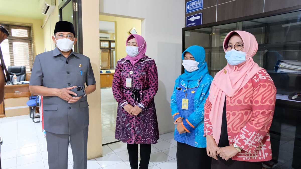 SIDAK - Pj Bupati Sidoarjo, Hudiyono menggelar sidak ke kantor Dinas Penanaman Modal Pelayanan Terpadu Satu Pintu (DPMPTSP) Pemkab Sidoarjo untuk memastikan pelayanan, Selasa (05/01/2021) - Pelayanan Perizinan di Sidoarjo Tetap Beroperasi