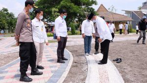 RESMIKAN - Pj Bupati Sidoarjo, Hudiyono meresmikan lima taman sekaligus yang dibangun di atas Fasum perumahan dan fasum jalan, Rabu (13/01/2021) - Fasum Perumahan Tak Terurus di Sidoarjo Disulap Jadi Taman