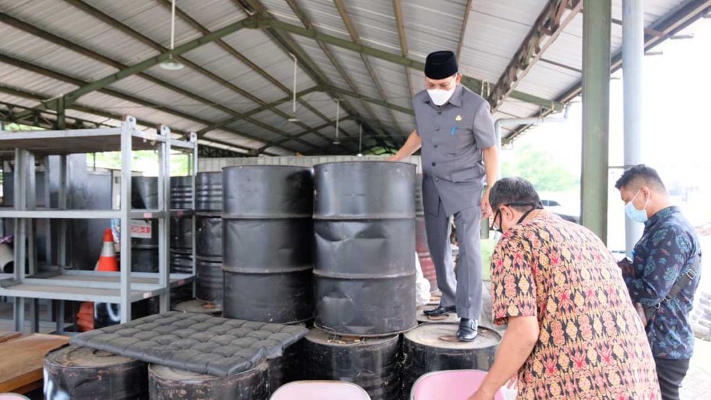 SIDAK - Pj Bupati Sidoarjo, Hudiyono sidak gudang aspal milik Dinas PUBM dan SDA menemukan banyak stok aspal yang belum digunakan untuk memperbaiki jalan rusak, Selasa (05/01/2021) - Pj Bupati Minta Dinas PUBM Segera Perbaiki Jalan Rusak