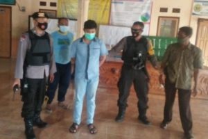 PENIPU : Polisi berhasil mengamankan DH (26), warga Desa Ngletih Kecamatan Kandat Kabupaten Kediri, yang diketahui perwira polisi gadungan dengan pqngkat Ipda - Wanita Asal Blitar Tertipu Perwira Polisi Gadungan Jutaan Rupiah