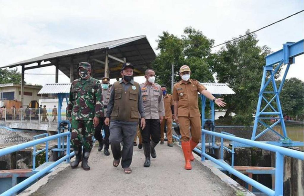Kerahkan Backhoe Amphibi Bersihkan Enceng Gondok, Bupati Fadeli Juga Salurkan 300 Paket Sembako