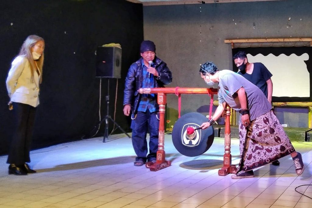 Simbolis penutupan dengan memukul gong. (jaz) - Tuai Sukses, Pasar Seni DKM Bakal Kembali di 2021