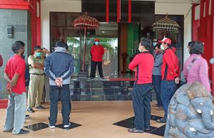 Puluhan pekerja outsourcing melakukan aksi demo di Kantor DLH Kota Blitar - Diputus Kontrak Sepihak, Pekerja Outsourcing Pemkot Blitar Luruk DLH