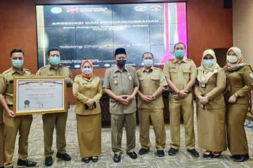 RSUD dr Soegiri Lamongan menerima penghargaan Unit Kerja Pelayanan berpredikat Wilayah Bebas Korupsi (WBK) dari Kementerian Pendayagunaan Aparatur Negara dan Reformasi Birokrasi RI - Ditengah Pandemi Covid-19, RSUD dr Soegiri Lamongan Terus Berinovasi dan Tingkatkan Pelayanan Bagi Masyarakat