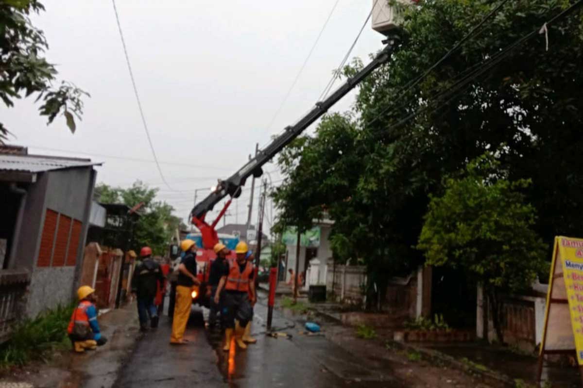 RUSAK - Sejumlah rumah warga di Perum TNI AL rusak diterjang puting beliung serta tiang listrik di Desa/Kecamatan Candi, Sidoarjo ambruk diterjang puting beliung, Minggu (24/01/2021) sore - Diterjang Angin, Sejumlah Rumah Warga dan Tiang Listrik di Candi Rusak