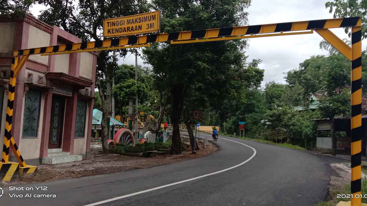 Rambu Batas Ketinggian Kendaraan di Ruas Ngampon-Bendo - Dinas PUPR Trenggalek Langkahi Wewenang Dishub