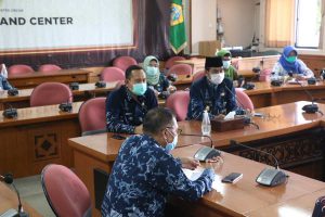 RAPAT: Rapat Satgas Covid-19 Pemkab Gresik beserta para pimpinan OPD terkait yang berlangsung di Ruang Rapat Graita Eka Praja, Kamis (7/1/2021) - Pemkab Gresik Ikuti Kebijakan PSBB