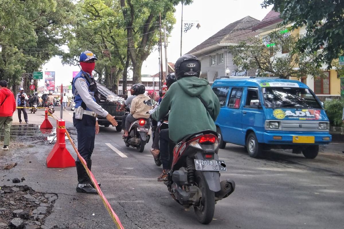 Dishub mengatur arus lalu lintas di Jalan Ijen, imbas pipa bocor. (ws1) - Imbas Rusaknya Jalan Ijen, Dishub Atur Rekayasa Lalin