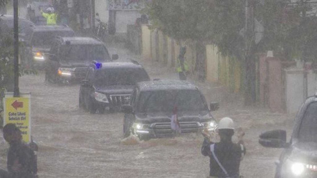 Rombongan presiden terobos banjir - Jokowi Tinjau Lokasi Banjir Kalimantan Selatan