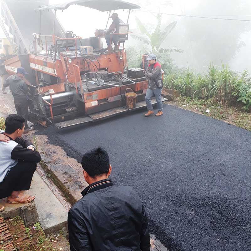 Salah satu gambar peningkatan jalan lokasi pule Trenggalek tahun 2015, Tampak foto Sebelum dilakukan pengaspalan, proses pembersihan tidak dilakaukan - Kontraktor Ngampon-Bendo Hampir Dipastikan Lolos Jeratan Hukum