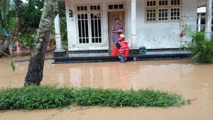 BANJIR : Salah satu halaman rumah warga Desa Wonoasri, Kecamatan Tempurejo yang terendam banjir. (ark) - Banjir Kembali Terjang Dua Desa