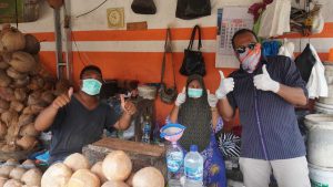 Salah satu pedagang di pasar tradisioanal tetap mematuhi protokol kesehatan - Satgas Covid-19 Ubah Jam Operasional Pasar Tradisional