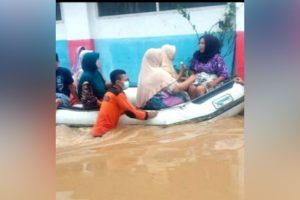 Salah satu pemukiman warga di Kelurahan Kepel, Kecamatan Bugul Kidul, Kota Pasuruan yang terendam banjir - 4 Petugas Tersengat Listrik Saat Evakuasi Warga