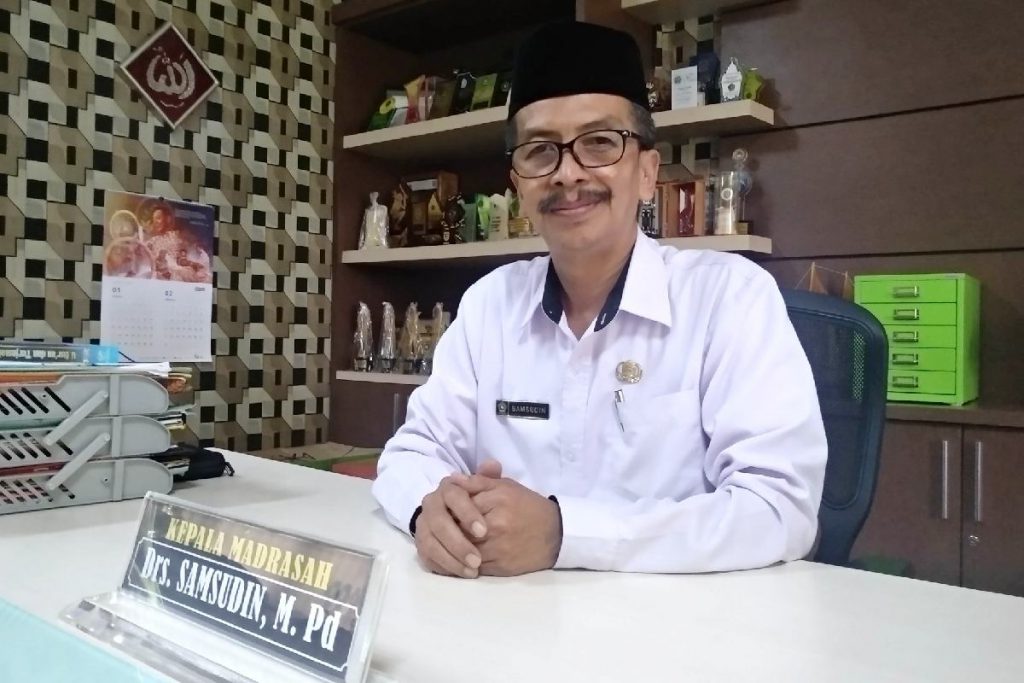 Kepala MTsN 1 Malang, Drs Samsudin MPd. (rhd) - MTsN 1 Kota Malang Syaratkan Prestasi dan Hafidz dalam PPDB Online 2021/2022