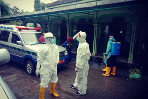 Satgas Covid-19 Kabupaten Blitar menjemput santri yang terpapar Covid-19 - Kabupaten Blitar Waspada Klaster Pesantren