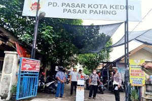 Satlantas Polres Kediri Kota gencar menyosialisasikan dan mengimbau kepada masyarakat mengenai protokol kesehatan (Prokes) di pusat-pusat keramaian - Satlantas Polres Kediri Kota Sasar Pusat Keramaian