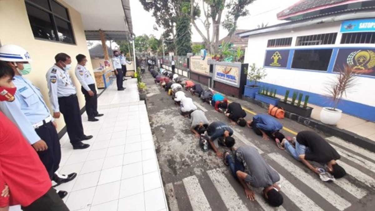 BEBAS : Sebanyak 37 orang warga binaan Lapas Kelas I Malang yang sujud syukur atas pemberian program asimilasi, Senin (18/1/2021). (ist) - Lepas 37 Warga Binaan Jalani Asimilasi