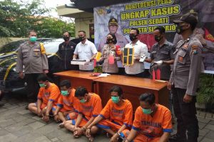 RESEDIVIS - Sebanyak lima resedivis tindak pidana pencurian dilamerkan petugas Reskrim Polsek Sedati beserta barang buktinya, Senin (25/01/2021) - Komplotan Residivis Pencurian, Penipuan dan Penggelapan Diringkus Polsek Sedati - Sebulan 6 Kasus