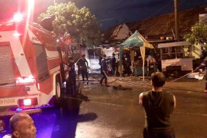 TERBAKAR - Sebuah toko sembako milik Tina di pertigaan Patung Kuda Desa Jedongcangkring, Kecamatan Prambon, Sidoarjo ludes terbakar, Rabu (06/01/2021) malam - Toko Sembako di Pertigaan Patung Kuda Jedongcangkring Ludes Terbakar