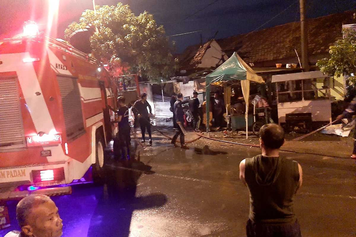 TERBAKAR - Sebuah toko sembako milik Tina di pertigaan Patung Kuda Desa Jedongcangkring, Kecamatan Prambon, Sidoarjo ludes terbakar, Rabu (06/01/2021) malam - Toko Sembako di Pertigaan Patung Kuda Jedongcangkring Ludes Terbakar