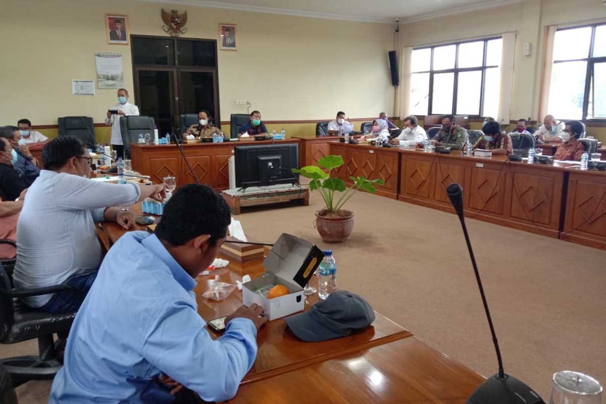 HEARING - Sejumlah anggota dan pimpinan Komisi A DPRD Sidoarjo hearing bersama warga Pucang, Kecamatan Sidoarjo dan berbagai Organisasi Perangkat Daerah (OPD) terkait tower seluler di lingkungan warga setempat, Jumat (08/01/2021) - Warga Pucang Bakal Ajukan Gugatan ke PTUN - Ngadu Soal Tower Seluler ke Dewan Disertai Hujan Tangis Kandas