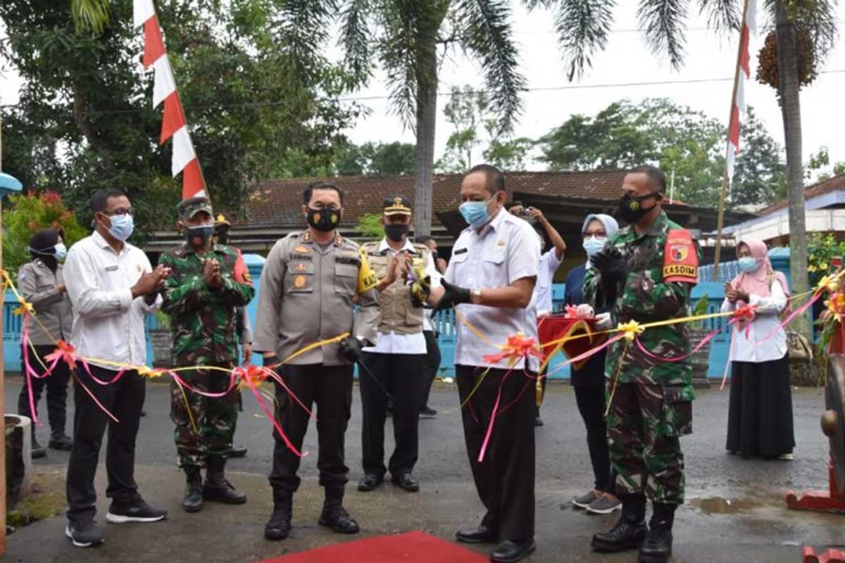 Sekda Trenggalek saat meresmikan Kampung Tangguh Semeru Desa Sambirejo, Kecamatan/ Kabupaten Trenggalek, bersama Kapolres Trenggalek AKBP Dony Satria Sembiring dan Kasdim 0806 Trenggalek, Mayor Inf. Sapto Triarso, Rabu (13/1/2021) - Sekda Trenggalek: Ayo Suskseskan Vaksinasi Covid-19