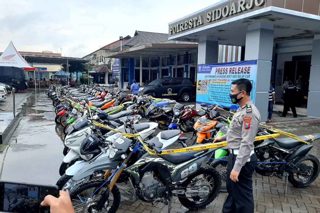 DIKEMBALIKAN - Sekitar 50 motor yang terjaring razia saat balap liar malam Tahun Baru 2021 dikembalian penyidik Satuan Lantas, Polresta Sidoarjo, Selasa (05/01/2021) sore - Puluhan Motor Hasil Razia Dikembalikan ke Pemilik