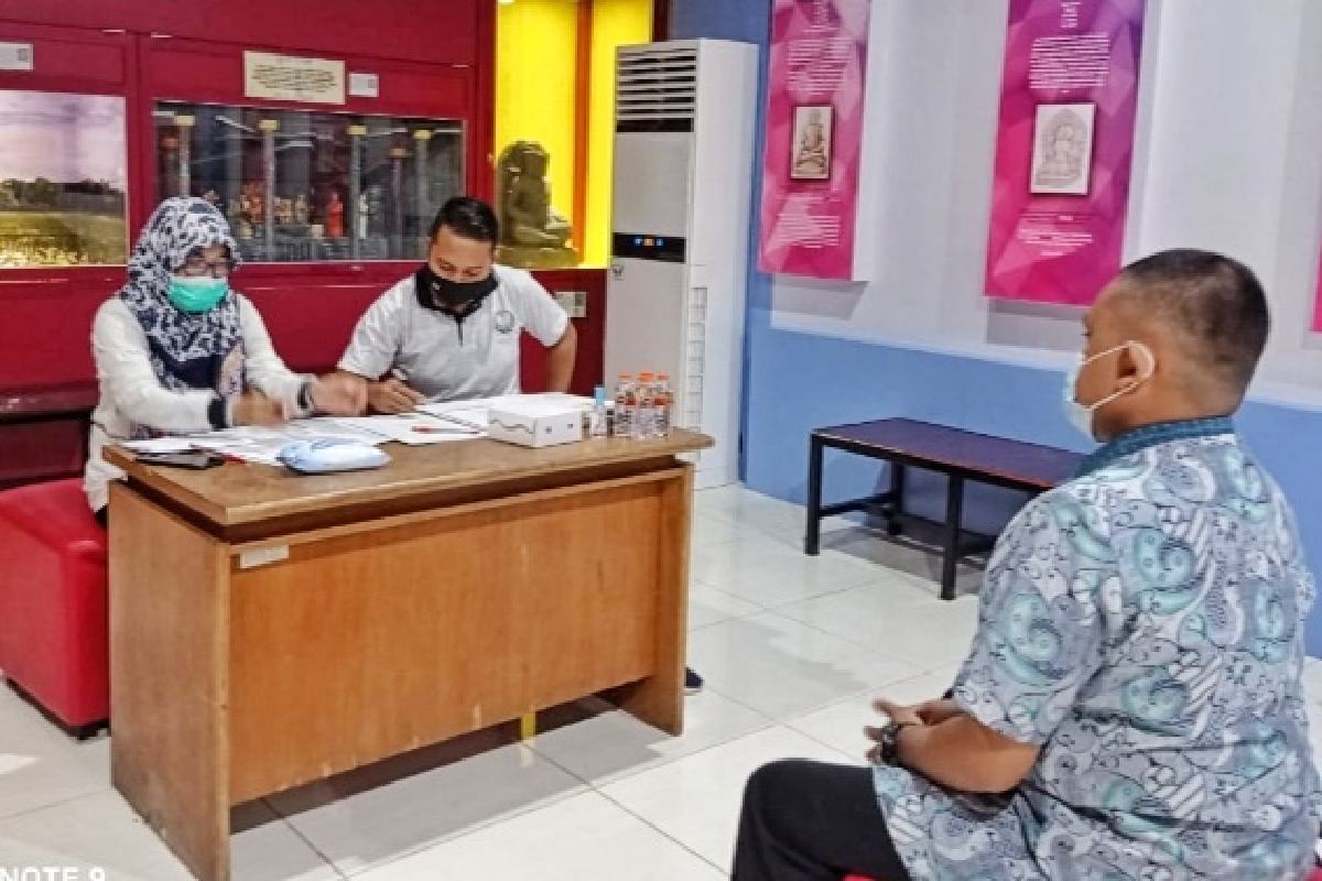 Penguji mewawancarai peserta yang lolos seleksi administrasi. (ist) - Disdikbud Umumkan 10 Surveyor Cagar Budaya Kota Malang