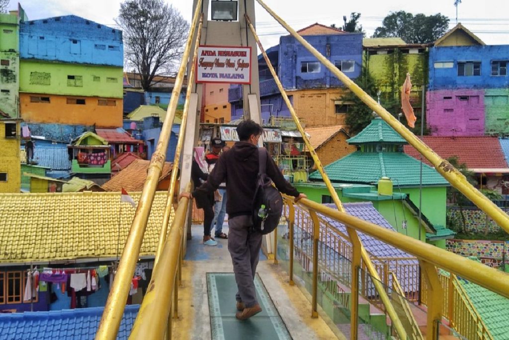 Jembatan kaca menjadi spot foto favorit. (jaz) - Pengunjung Kampung Warna-warni Jodipan Menurun Drastis