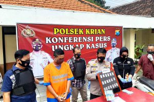 DIRINGKUS - Seorang pengedar dan pemakai sabu-sabu Nur Syafaat alias Pa'at (27) warga Desa Tropodo, Kecamatan Krian, Sidoarjo diamankan tim Unit Reskrim Polsek Krian, Kamis (07/01/2021) - Pemuda Pengedar Sabu-Sabu Asal Tropodo Diringkus