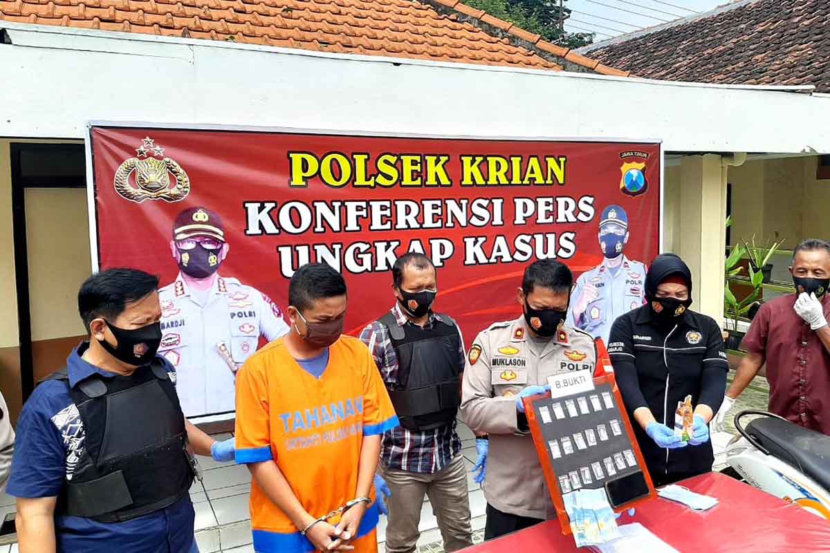 DIRINGKUS - Seorang pengedar dan pemakai sabu-sabu Nur Syafaat alias Pa'at (27) warga Desa Tropodo, Kecamatan Krian, Sidoarjo diamankan tim Unit Reskrim Polsek Krian, Kamis (07/01/2021) - Pemuda Pengedar Sabu-Sabu Asal Tropodo Diringkus