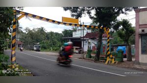 MULUS : Seorang pengedara yang melintas di Jalan Ngampon-Bendo Trenggalek. (fal) - Aneh, Rusak Dibilang Sesuai Spesifikasi