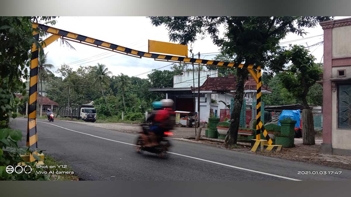 MULUS : Seorang pengedara yang melintas di Jalan Ngampon-Bendo Trenggalek. (fal) - Aneh, Rusak Dibilang Sesuai Spesifikasi