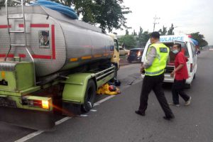 TEWAS - Seorang pengendara motor Nainul Irfan, warga Jombang tewas terlindas ban truk tangki di Bypass Balongbendo, Sidoarjo, Senin (04/01/2021) - Pemotor Tersenggol Motor Terlindas Bus