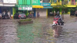 BANJIR : Seorang pengendara nekat melintasi jalan yang tengah banjir di Kota Malang, kemarin. (ist) - Bencana Banjir di Kota Malang - Satu Orang Hilang dan 260 Rumah Terendam
