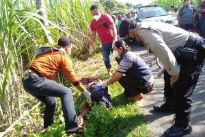 MENDADAK : Seorang pria ditemukan meninggal mendadak di Jalan persawahan termasuk Dsn.Selomanen, Ds.Purwokerto, Kec.Ngadiluwih, Kab.Kediri. Korban adalah Suyahmun,(59 ) alamat Dsn.Tajinan RT 02 RW 02 Ds. Slumbung, kec. Ngadiluwih, Kab. Kediri.Minggu (17/1). (ist) - Bersepeda, Meninggal Mendadak di Jalan Persawahan